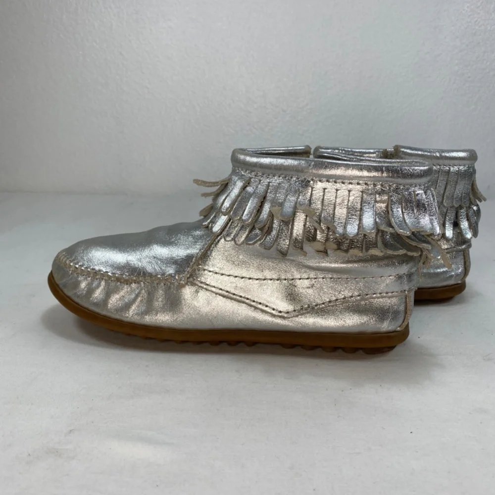Minnetonka Youth 4 Silver Leather Fringe Zip Moccasins Rubber Sole Outdoor Wear